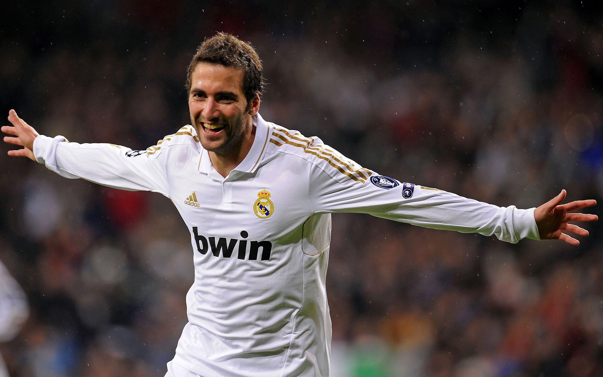 图穆亚凭借精准传球与极强的突破能力,在橄榄球锦标赛中大放异彩